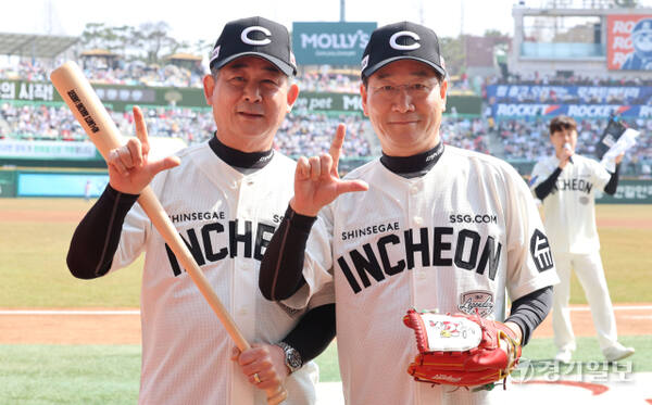 24일 오후 인천 SSG 랜더스 필드에서 열린 ‘2025 신한 SOL Bank KBO 리그’ SSG 랜더스와 두산 베어스의 경기에 앞서 유정복 인천 시장과 정해권 인천시의장이 시구,시타를 마치고 기념 촬영을 하고 있다.