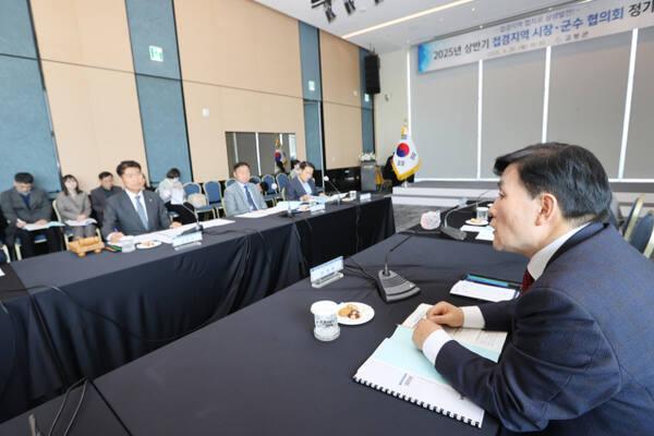 최근 강원 고성군에서 열린 접경지역시장군수협의회 상반기 정기회의에 참석한 문경복 옹진군수가 발언하고 있다. 군 제공