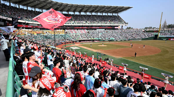 24일 오후 인천 SSG 랜더스 필드에서 열린 ‘2025 신한 SOL Bank KBO 리그’ SSG 랜더스와 두산 베어스의 경기를 찾은 관중들이 열띤 응원전을 펼치고 있다. SSG는 개막 1차전에 이어 2차전에서도 만원 관중을 달성하며 3년 연속 개막 2연전 만원 관중 기록을 이어갔다.조병석기자