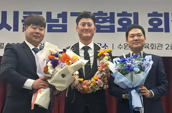 23일 수원시체육회관 대강당에서 열린 제3대 수원시줄넘기협회 회장 취임식에서 진재석 회장(가운데)이 협회 관계자들과 기념촬영을 하고 있다. 수원시줄넘기협회 제공