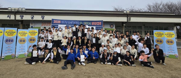 2025 경기도교육감배 초·중양궁대회시상식 후 입상자들이 기념촬영을 하고 있다.경기도양궁협회 제공