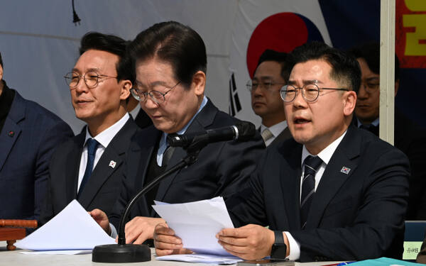 더불어민주당 박찬대 원내대표가 24일 서울 종로구 경복궁역 부근 광화문 더불어민주당 천막당사에서 열린 최고위원회의에서 발언하고 있다. 연합뉴스