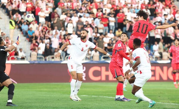 지난해 10월 열린 2026 FIFA 북중미월드컵 아시아 3차 예선 3차전 요르단과의 원정 경기서 한국의 이재성(10번)이 헤더 선제골을 터뜨리고 있다.연합뉴스