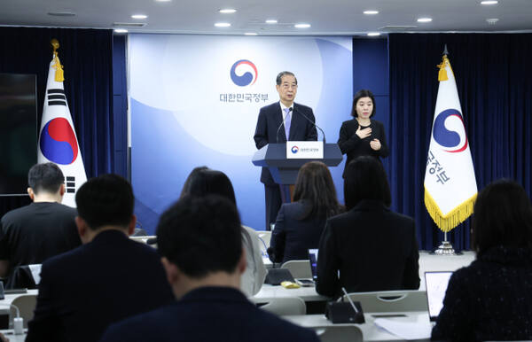 헌법재판소의 탄핵 기각으로 직무에 복귀한 한덕수 대통령 권한대행 국무총리가 24일 정부서울청사에서 대국민담화를 하고 있다. 연합뉴스