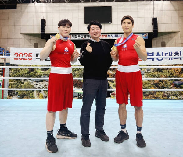 2025년 회장배 전국종별복싱대회 남자 일반부서 금메달을 획득한 성남시청의 김택민(왼쪽)과 손석준이 주태욱 감독과 기념촬영을 하고 있다.성남시청 제공