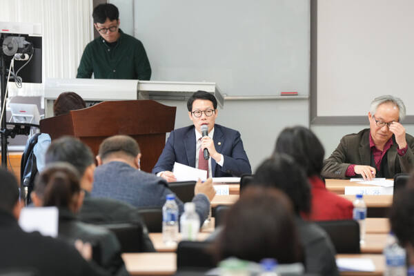 임종훈 포천시의회 의장이 지난 22일 열린 시민토론회에 참석해 토론을 벌이고 있다. 포천시의회 제공