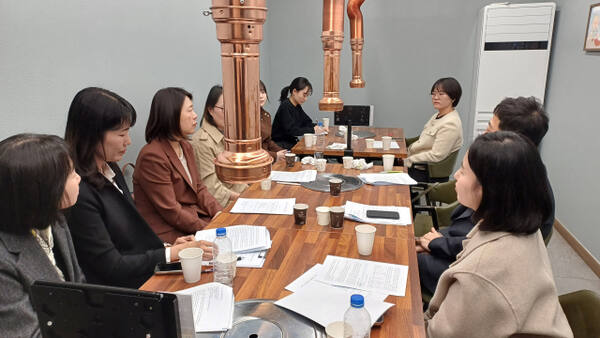 초록우산 경기남부가정위탁지원센터가 24일 수원시 영통구의 한 식당에서 ‘2025년 제1차 시설운영위원회의’를 개최한 가운데 운영위원 등 관계자들이 회의를 하고 있다. 이나경기자