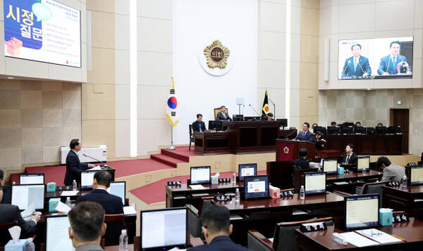 김종득 인천시의원(더불어민주당·계양2)이 24일 인천시의회 임시회 본회의에서 유정복 인천시장에게 시정전반에 관한 시정질문을 하고 있다. 시의회 제공