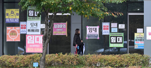 인천 송도 국제도시 한 상가에 임대 안내문이 붙어 있다. 조병석기자