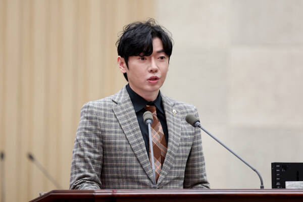 24일 인천시의회 임시회 본회의에서 김용희 시의원이 시정 질문을 하고 있다. 인천시의회 제공