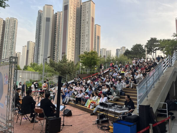 지난 2024년 5월 22일 인천 중구 운산동 영종하늘도서관에서 열린 ‘요기조기 음악회’에서 시민들이 공연을 관람하고 있다. 인천문화재단 제공