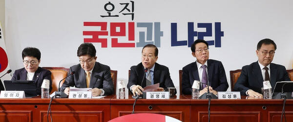 국민의힘 권영세 비상대책위원장(가운데)이 24일 국회에서 열린 비상대책위원회의에서 발언하고 있다. 연합뉴스