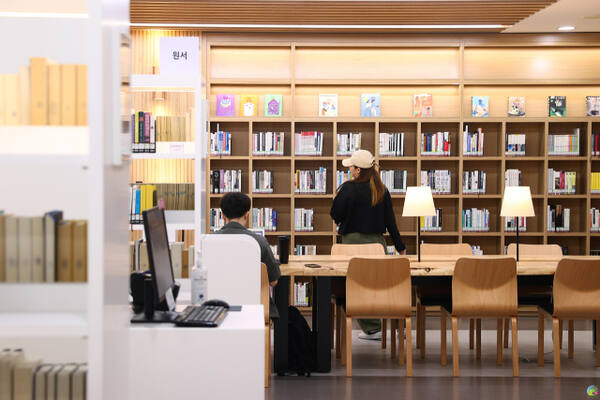 2층 종합자료실. 도서관제공