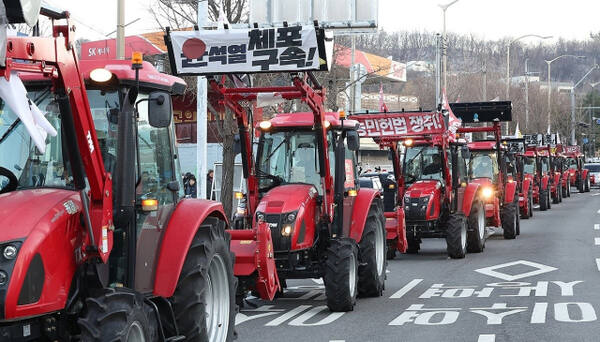 22일 오후 서울 서초구 남태령에서 열린 '윤석열 대통령 체포·구속 농민 행진 보장 촉구 시민대회'에서 트랙터들이 한남동 대통령 관저 방향으로 행진하고 있다. 연합뉴스
