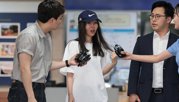 민희진 어도어 대표가 지난 9일 오후 '업무상 배임' 혐의 관련 첫 소환 조사를 마친 뒤 서울 용산경찰서를 나서며 취재진 질문에 답하고 있다. 연합뉴스