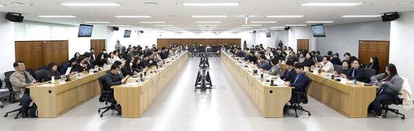 경기도가 25일 경기도청에서 박찬민 인구톡톡위원장, 허승범 도 기획조정실장, 전문가, 도민참여단이 참여한 가운데 제12차 인구톡톡위원회를 열고 올해 경기도 인구정책 추진방향과 인구정책 사례를 공유하고 있다. 경기도 제공