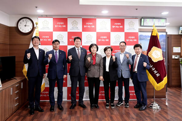 연천군의회가 25일 강남구의회를 방문한 뒤 관계자들과 기념촬영을 하고 있다. 연천군의회 제공