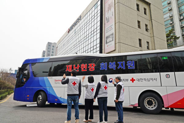 이재정 대한적십자 경기도지사 회장(오른쪽)을 비롯한 관계자들이 의성체육관으로 대피한 경북 의성 산불 이재민 회복 지원 차량을 배웅하고 있다. 대한적십자 경기도지사 제공