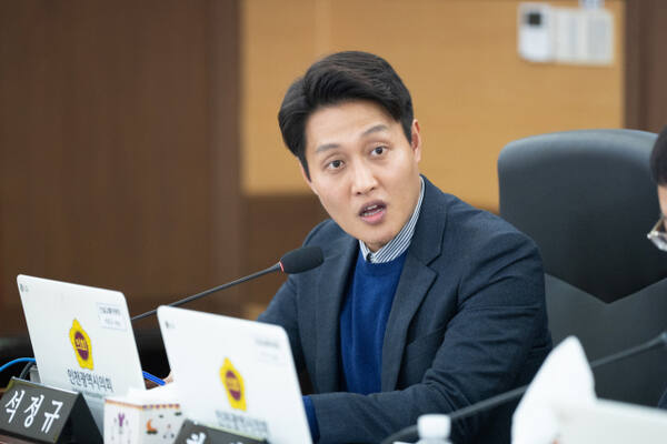 석정규 시의원(더불어민주당·계양3)이 25일 제301회 임시회의 제2차 회의에서 ‘인천시 청년일자리 창출지원 조례(안)’을 대표발의 하고 있다. 시의회 제공