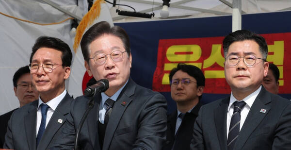 더불어민주당 이재명 대표가 24일 서울 종로구 경복궁역 부근 광화문 더불어민주당 천막당사에서 열린 최고위원회의에서 발언하고 있다. 연합뉴스