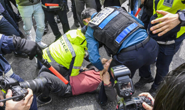 25일 서울 서초구 남태령고개 일대에서 경찰들과 전농 회원들이 대치를 벌이던 중 몸싸움을 하고 있다. 윤원규기자