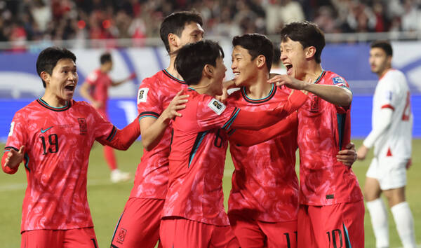 25일 수원월드컵경기장에서 열린 2026 북중미 월드컵 아시아 3차 예선 B조 8차전 요르단전에서 전반 5분 선제골을 한국의 이재성(맨 오른쪽)이 동료들과 기쁨을 나누고 있다. 연합뉴스