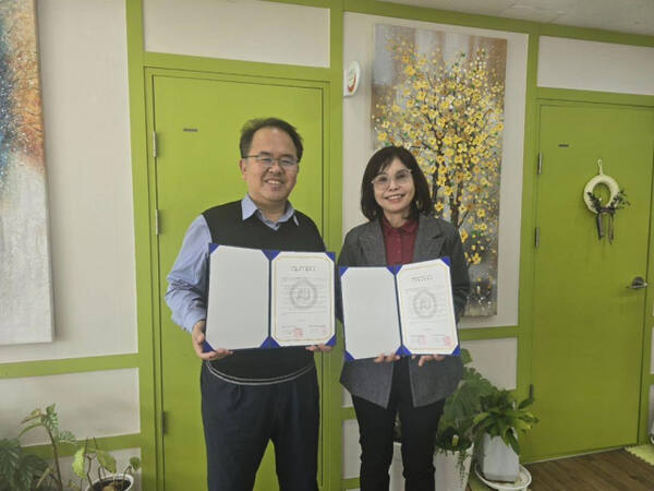안산대학교 동물매개케어학과와 사회적협동조합 헬피프렌즈가 동물교감활동 분야 발전을 위한 가족회사 협약을 체결했다.