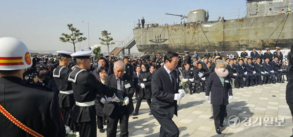 26일 오전 해군제2함대 사령부 부대내에서 진행된 제15주기 천안함 46용사 추모식 중 유가족들이 헌화 및 분향하기 위해 추모비에 오르고 있다. 윤동현기자