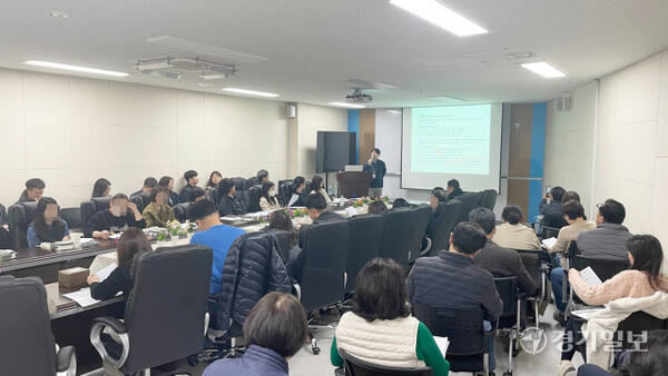 25일 고양시 덕양구 소재 삼송테크노밸리에서 열린 ‘사업장 근로감독 사전 설명회’에서 배현석 근로감독관이 유형별 근로감독법 위반 주요 사례에 대해 설명하고 있다. 신진욱기자