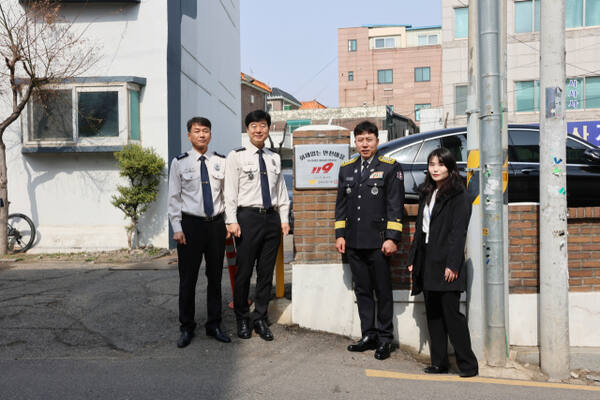 유해공 서장(왼쪽 두번째)과 일일 소방서장으로 나선 오세풍 도의원(오른쪽 도의원)이 ‘화재없는 안전마을’ 현판식을 갖고 기념사진을 촬영하고 있다. 김포소방서 제공