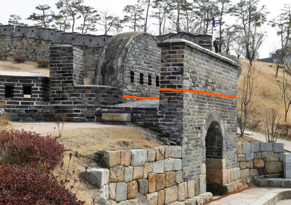 암문 윗면은 좌우 원성 내탁 통로 바닥 레벨보다 높다. 이강웅 고건축전문가