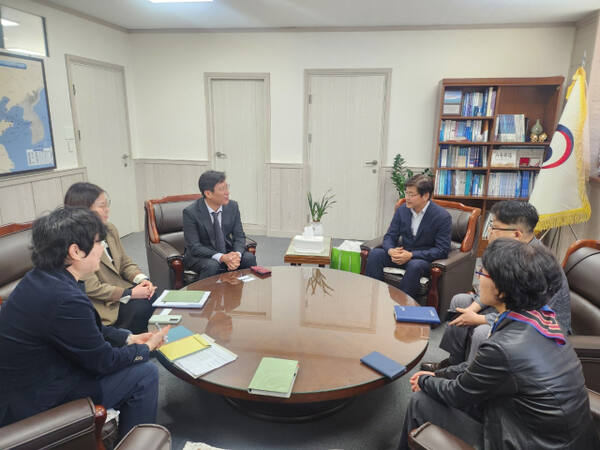 김지욱 인천조달청장은 26일 인천해양수산청을 찾아 민생경제 회복과 지역경제 활성화를 위한 상반기 재정의 신속 집행 등 상호 협력방안을 논의했다. 인천조달청 제공