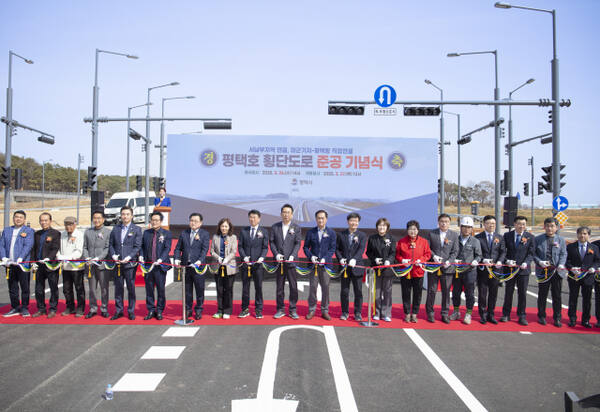 26일 오후 평택시 평택호에서 열린 ‘평택호 횡단도로 준공 기념식’에서 정장선 시장이 참석자들과 테이프를 자르고 있다. 윤동현기자