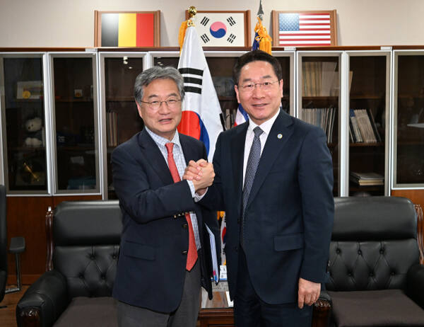 유정복 시장이 26일 인천글로벌캠퍼스에서 조셉 윤 주한 미국대사대리와 협력방안 등을 논의하고 기념사진을 촬영하고 있다. 인천시제공