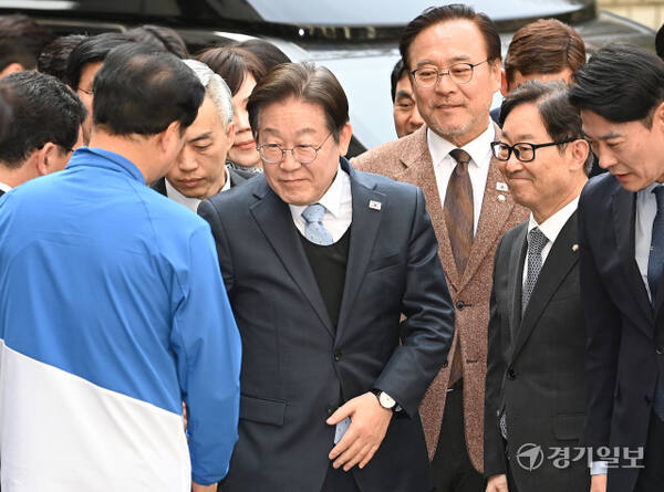 이재명 더불어민주당 대표가 26일 오전 서울 서초구 서울고등법원에서 열린 공직선거법 위반 혐의 2심 선고 공판에 출석하고 있다. &lt;2025. 03.26 사진공동취재단&gt;