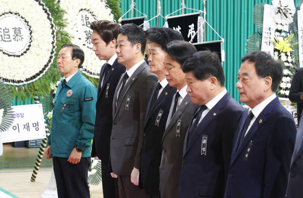 김진경 경기도의회 의장(왼쪽에서 세번째)이 26일 경남 산청 산불 희생자 합동 분향소를 찾아 애도를 표하고 있다. 경기도의회 제공.