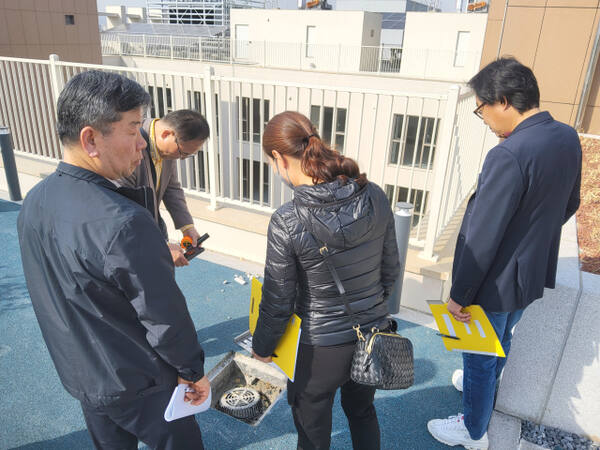 하남시가 26일 오후 기술사와 건축사 등 전문가들과 함께 예비입주자들이 참관한 가운데 한양건설이 시공한 감일 더챔버 파크로지아 복합건물을 점검하고 있다. 김동수기자