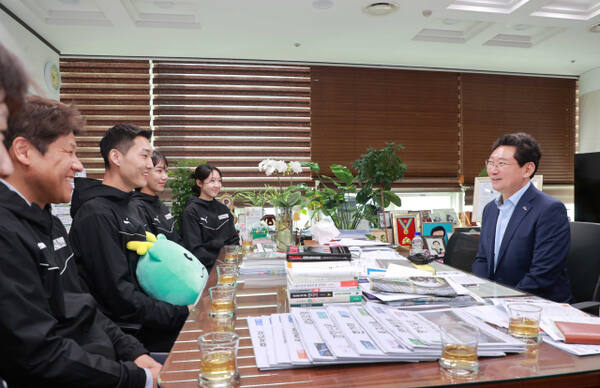 26일 용인시청 시장실에서 이상일 시장(오른쪽)과 시 직장운동경기부 소속 육상팀 선수단이 대화를 나누고 있다. 용인특례시 제공