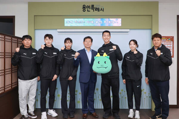 26일 용인시청 시장실에서 이상일 시장과 시 직장운동경기부 소속 육상팀 선수단이 기념촬영을 하고 있다. 용인특례시 제공