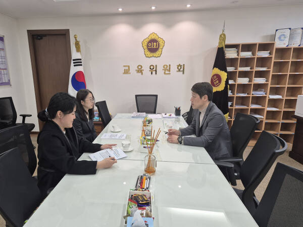 이용창 인천시의회 교육위원장이 김성경 인천교사노조위원장을 만나 교육 현안을 논의했다. 인천교사노조 제공