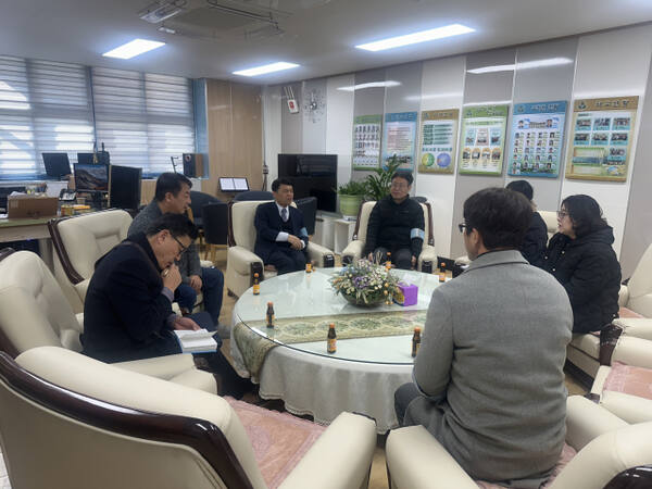 파주교육지원청이 유엔사령부 승인을 받아 대성동초등학교를 방문해 대남방송 소음피해에 대한 학생등의 고충을 청취하고 있다. 파주교육지원청 제공