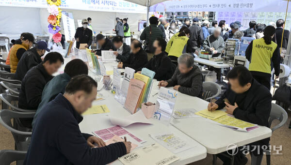 수원시, 고령화 사회를 대비해 노인일자리 채용한마당 [포토뉴스]