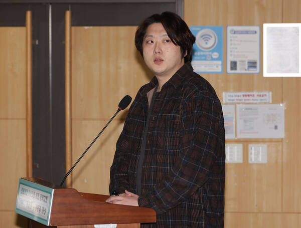 박단 대한전공의협의회 비상대책위원장이 지난 10일 서울 여의도 국회에서 의료현장 정상화를 위한 정책 토론회에서 발제를 하고 있다. 연합뉴스