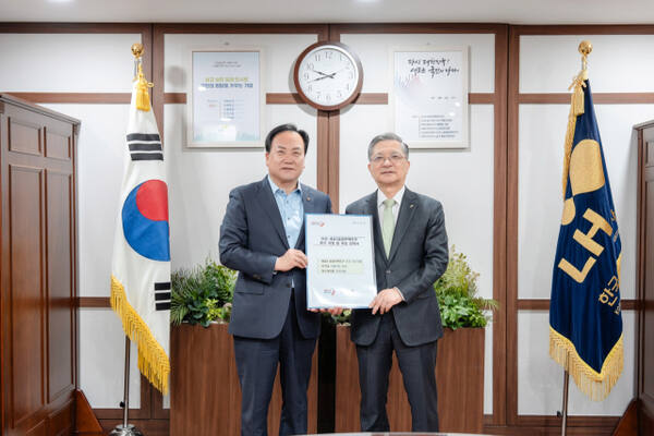 이권재 시장이 이한준 LH사장과 면담을 마치고 기념사진을 촬영하고 있다. 오산시 제공