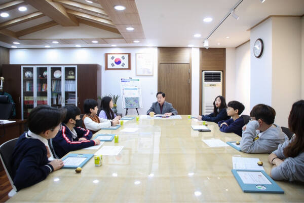지난 27일 올해 첫 남양주시 명예시장에 위촉된 지역 초등학생들과 행정사안에 대해 논의하는 주광덕 남양주시장. 남양주시청 제공