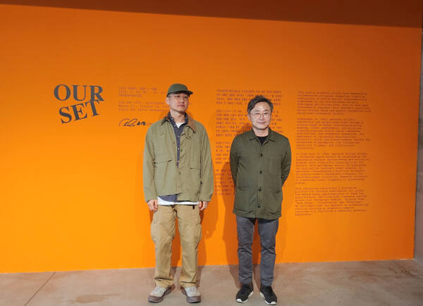 지난 25일 수원시립아트스페이스광교에서 열린 '2025 아워세트: 김홍석×박길종' 전시 기자간담회에서 박길종 작가(왼쪽)와 김홍석 작가(오른쪽)가 기념사진을 촬영하고 있다. 김보람기자
