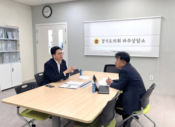 이용욱 경기도의원(왼쪽)이 파주상담소에서 경기도경제과학진흥원 정구문 기획조정실장과 만나 경과원의 파주 이전을 위한 방안을 논의하고 있다. 경기도의회 제공.
