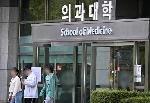 도내 한 의과대학 앞으로 학생들이 지나가고 있는 모습. 경기일보DB