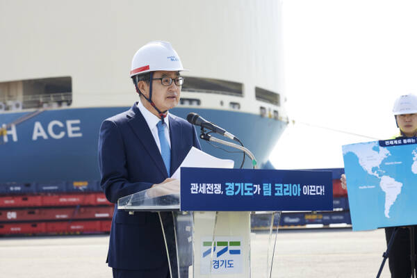 31일 김동연 경기도지사가 트럼프 관세전쟁에 대비해 평택항 동부두에서 열린 민관합동 비상경제회의에서 발언하고 있다. 경기도 제공