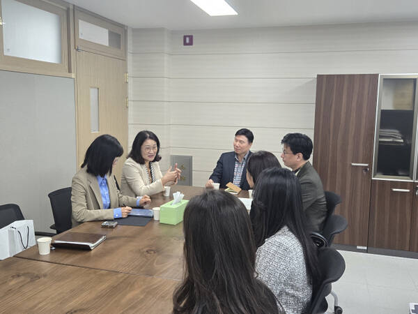 신미숙 경기도의원이 지역 내 학교를 방문, 과밀학급 문제로 인한 고충을 들으며 해결책 마련에 머리를 맞댔다. 경기도의회 제공.